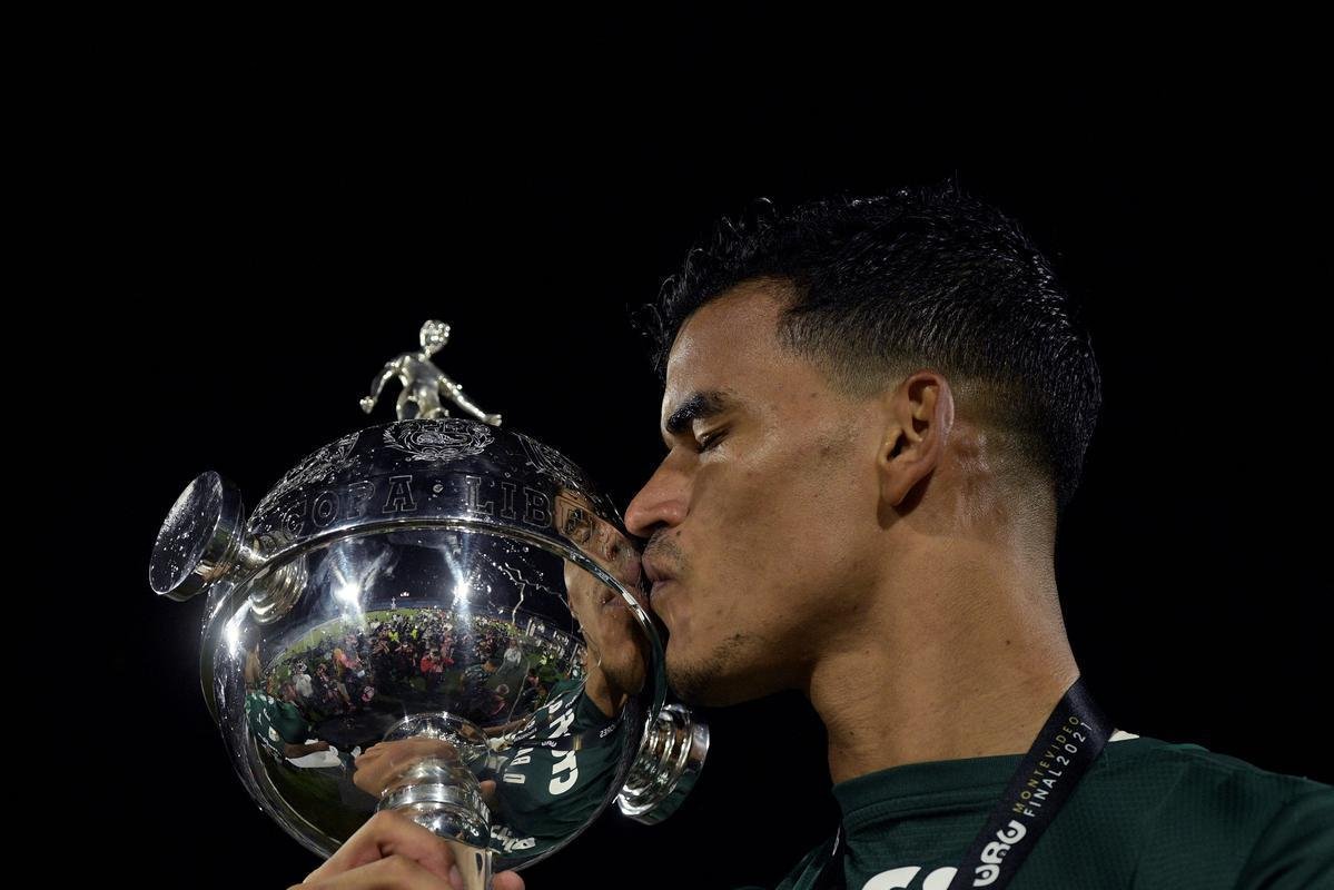 Fotos: festa dos jogadores do Palmeiras com a taa da Libertadores