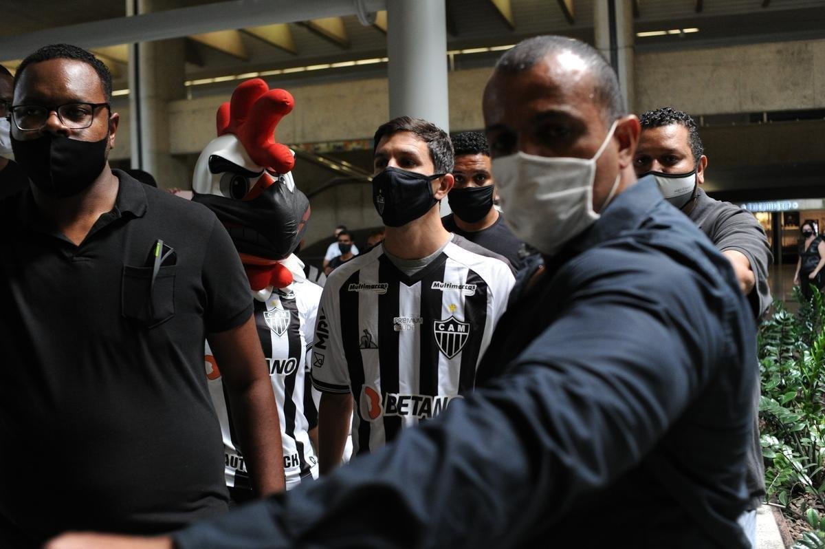 Fotos da chegada do meia argentino Nacho Fernndez a Belo Horizonte para reforar o Atltico (Leandro Couri/EM/D. A Press)