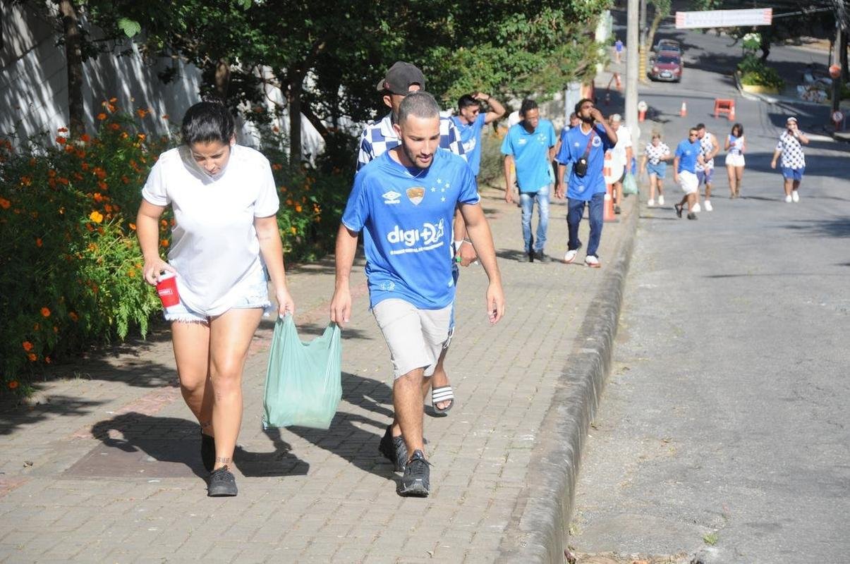 Fotos da torcida do Cruzeiro na vitria do time por 3 a 0 sobre a URT, no Independncia, pela primeira rodada do Campeonato Mineiro. Ronaldo, dono de 90% da SAF cruzeirense, esteve presente e foi ovacionado pelo pblico
