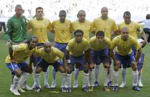 2006 - Em 2006, Brasil utilizou uma camisa mais simples, com gola careca verde e mangas com a finalizao na mesma cor