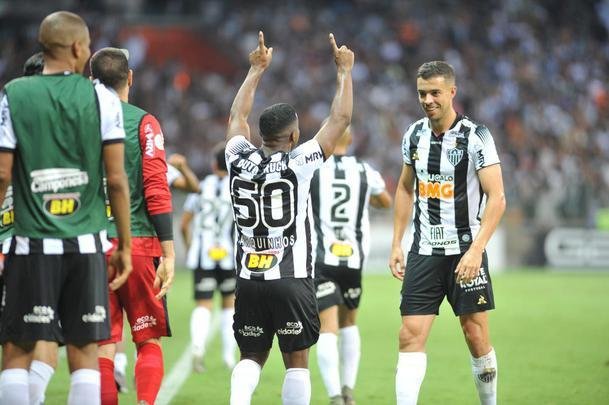 Marquinhos abriu o placar para o Atltico sobre o Gois com chute cruzado