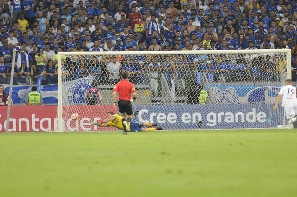 Lances do primeiro tempo de Cruzeiro e Boca Juniors, no Mineiro, pela Copa Libertadores