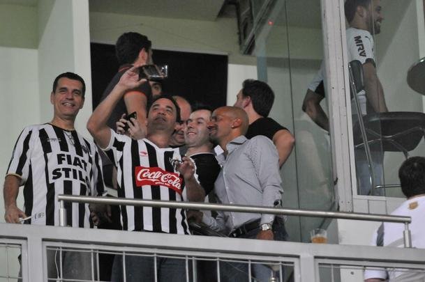Ex-jogador e hoje presidente do Estudiantes de La Plata, Juan Sebastin Vern foi convidado especial do Atltico no jogo contra o Del Valle, no Independncia, pela Copa Libertadores. Ele ganhou uma placa do clube mineiro e trocou camisas dos clubes com o presidente Daniel Nepomuceno