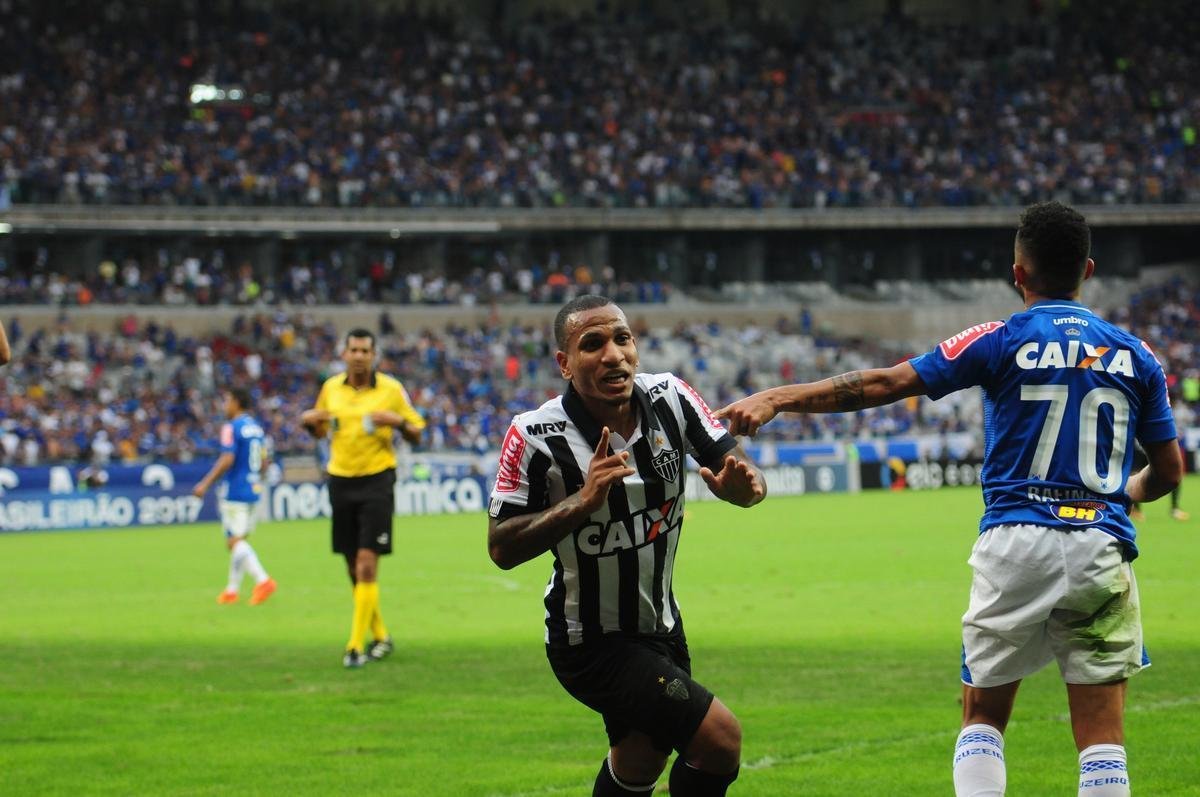 No primeiro gol, Otero saiu pedindo silncio para a torcida do Cruzeiro, maioria no Mineiro