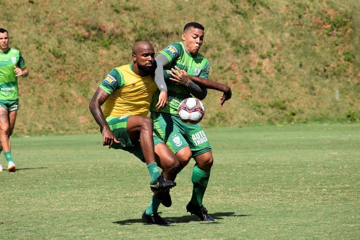 O Amrica segue com treinamentos intensivos voltados para a disputa do Campeonato Mineiro. No prximo sbado (27), o Coelho estreia no estadual diante do Boa Esporte, s 19h. A partida ser realizada no Independncia, em Belo Horizonte. A tendncia  que, neste primeiro compromisso, o tcnico Lisca utilize jogadores que tiveram menor minutagem na temporada 2020/21, alm de nomes promissores das categorias de base do clube.