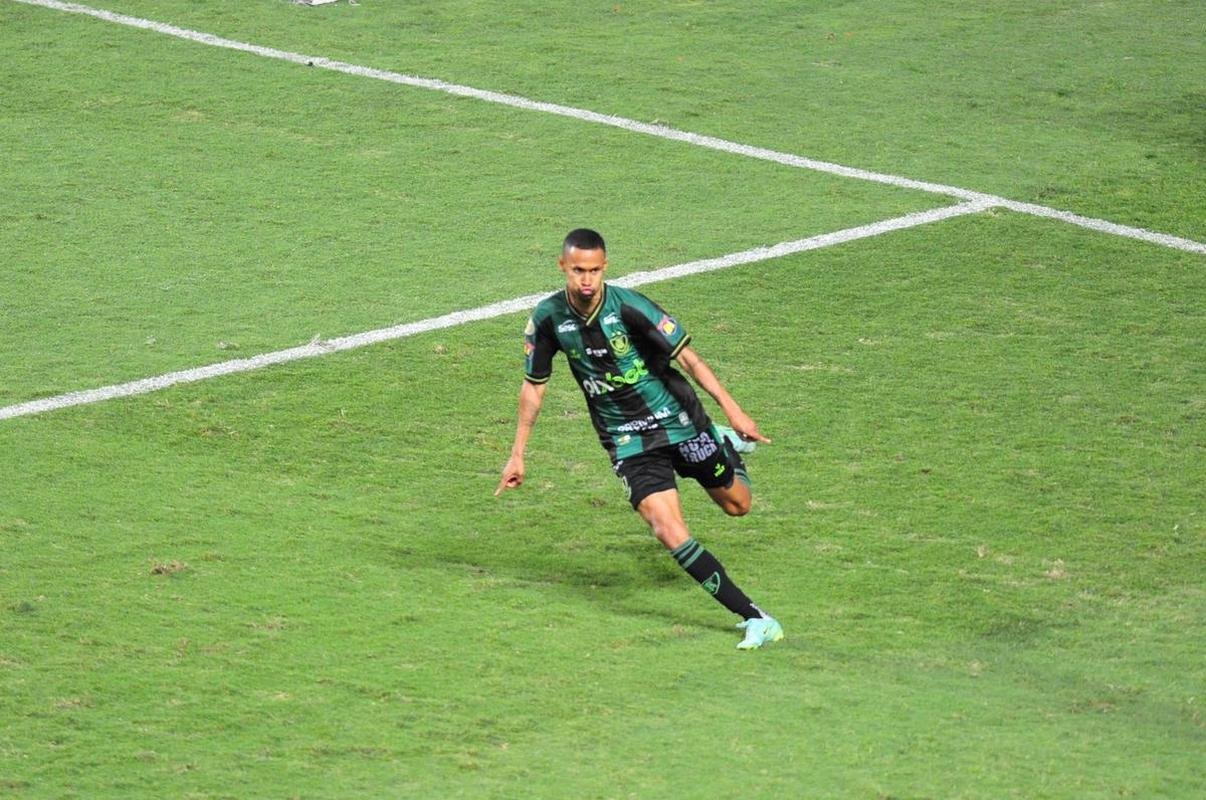 Ademir marcou dois gols na etapa final e colocou o Amrica em vatagem: 2 a 0