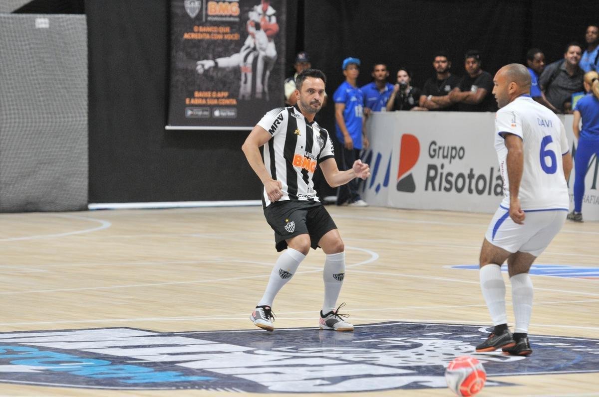 Jogo festivo e solidrio reuniu craques do futsal mineiro em BH