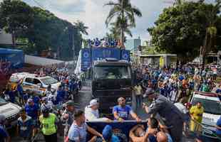 De Confins, jogadores do Cruzeiro hexacampees da Copa do Brasil saram em carro aberto pelas ruas de Belo Horizonte. No Centro da capital, milhares de pessoas aguardavam os jogadores para a festa.