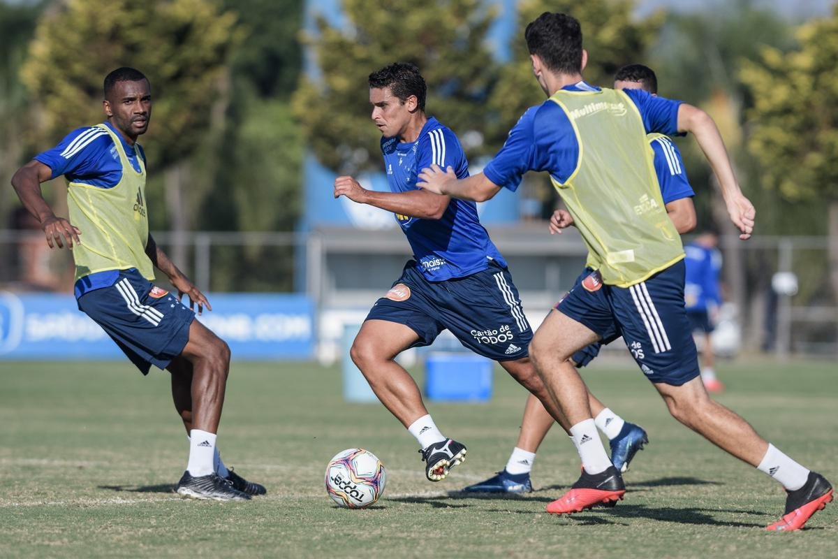Fotos do primeiro treino do Cruzeiro, na Toca da Raposa II, sob o comando de Ney Franco. Treinador de 54 anos foi oficializado nesta quarta-feira