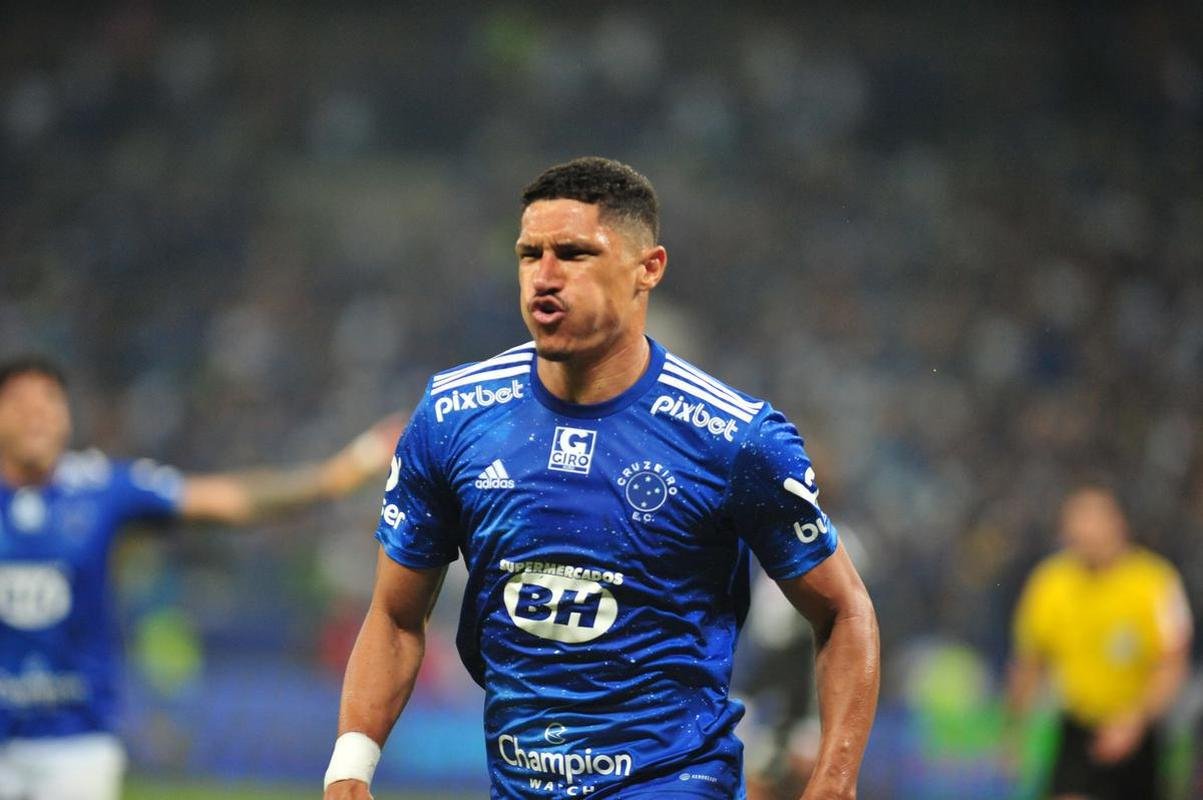 Depois de confirmar o acesso  Srie A com a vitria sobre o Vasco, jogadores do Cruzeiro foram  loucura no Mineiro. Nas arquibancadas, torcedores deliraram. Muitos tambm foram s lgrimas de emoo 