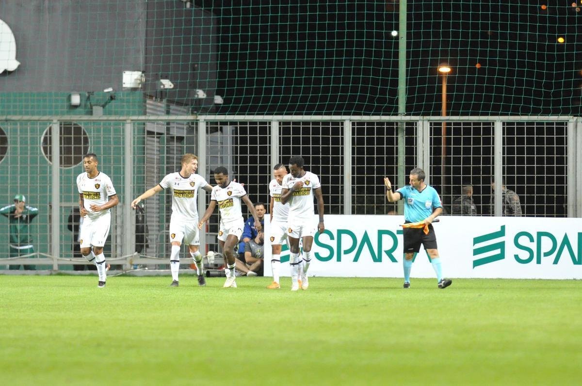 Sport virou no final, com Guilherme, de pnalti, e Hyuri em contragolpe fatal: 2 a 1 para o Leo