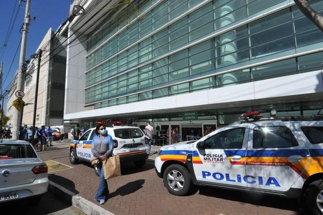 Manifestao de torcedores no Boulevard Corporate Tower, onde funciona a sede do Cruzeiro