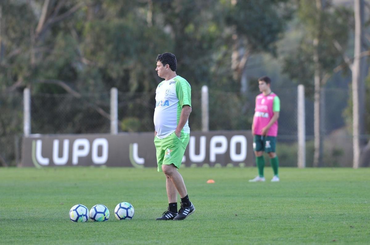 Depois de reunio com elenco e diretoria, Adilson Batista observou treino comandado por Drubscky no Amrica