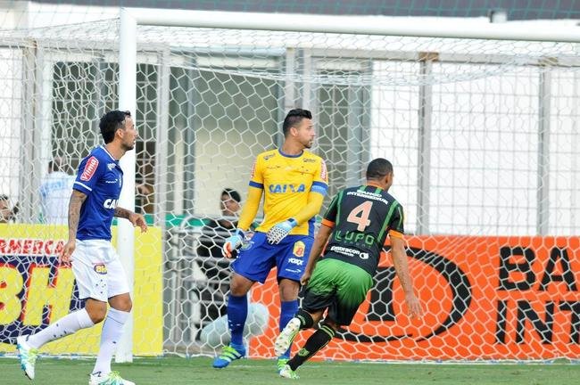 O Cruzeiro foi eliminado pelo Amrica na semifinal do Campeonato Mineiro de 2016. No jogo de ida, perdeu por 2 a 0, no Independncia. Na volta, empatou sem gols, no Mineiro. Na ocasio, o time celeste era conduzido pelo tcnico Deivid, hoje integrante da diretoria e bastante prximo ao presidente Srgio Santos Rodrigues.