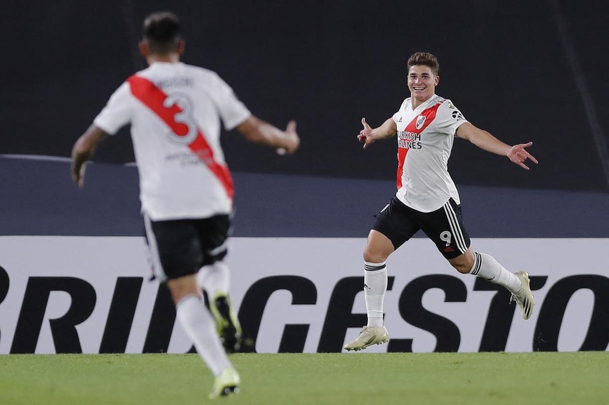 Com 25 casos simultneos de COVID-19, River Plate enfrentou Independiente Santa Fe-COL com apenas 11 jogadores disponveis e com o volante Enzo Prez improvisado como goleiro.