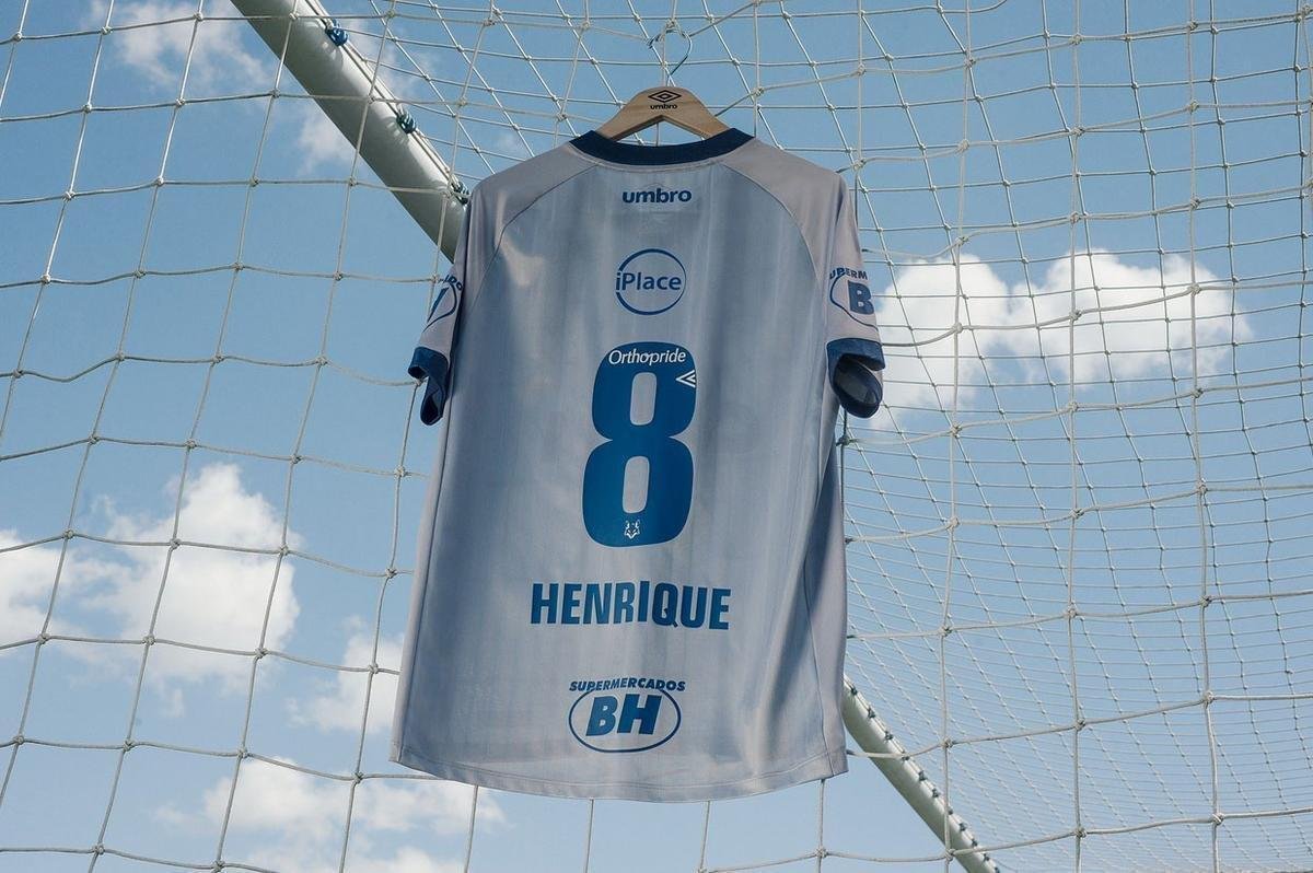 Novo uniforme do Cruzeiro traz como novidade a cor prata