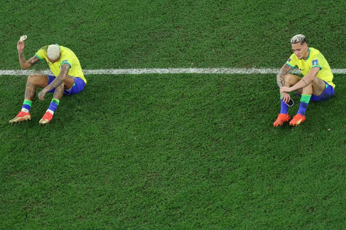 Jogadores do Brasil choram desolados com a eliminao