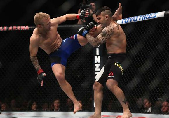 TJ Dillashaw (luvas vermelhas) venceu John Lineker por deciso unnime (triplo 30-26)