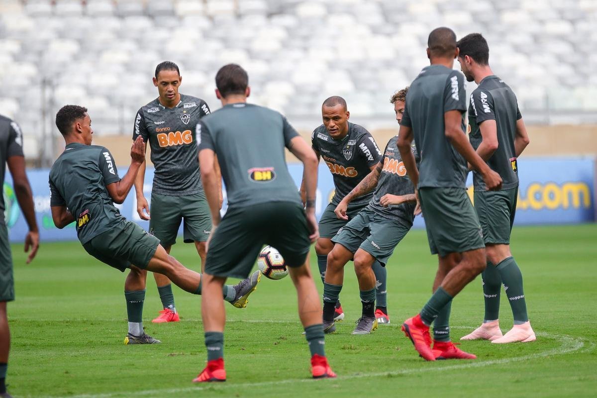 Levir Culpi comanda treino no Mineiro antes da estreia no Grupo E da Libertadores