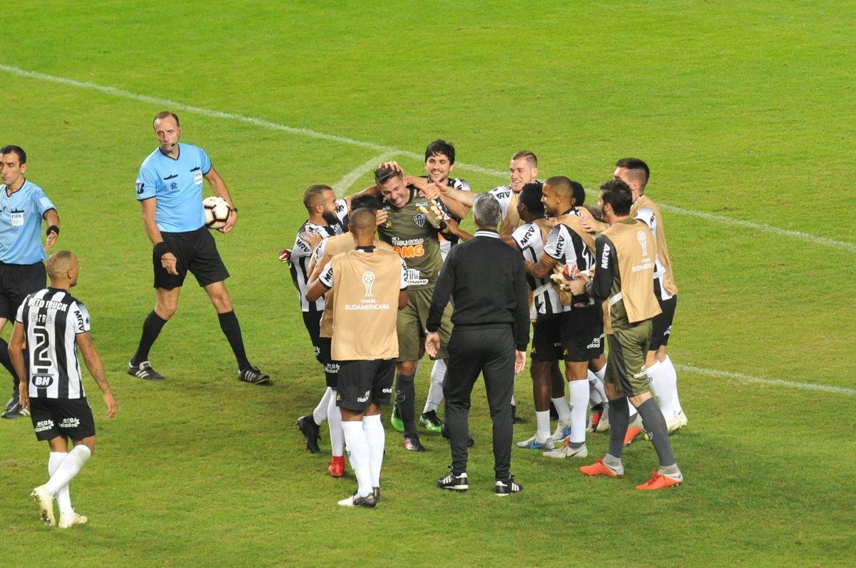 Depois de vitria do Atltico por 1 a 0 no tempo normal, Victor pegou trs pnaltis do Unin La Calera e levou o time alvinegro s oitavas de final da Sul-Americana