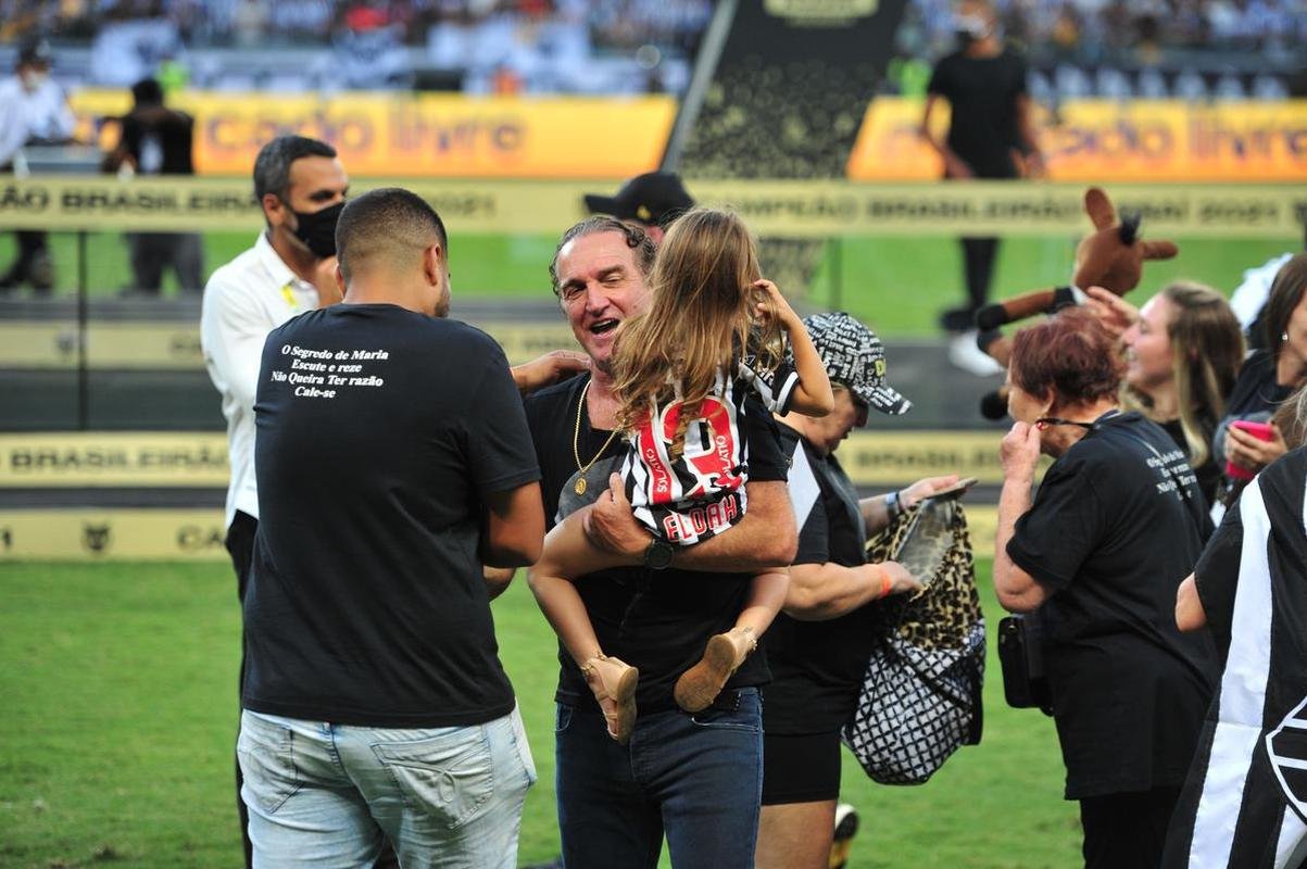 Atltico ergue a taa de campeo brasileiro e d a volta olmpica diante da torcida alvinegra, no Mineiro