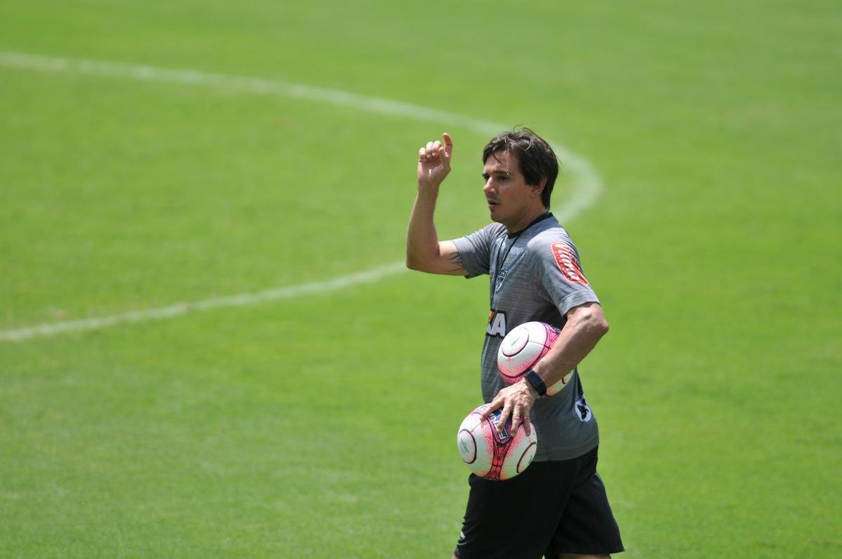 Manh desta sexta-feira foi agitada no Atltico com demisso de Oswaldo e coletiva do presidente