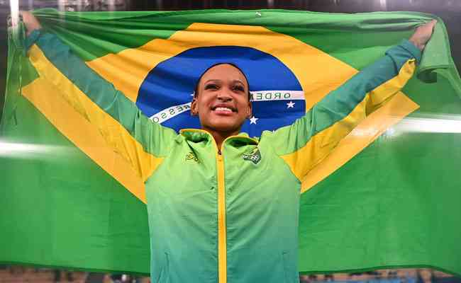 Rebeca Andrade, de 22 anos, conquista o histrico ouro no salto