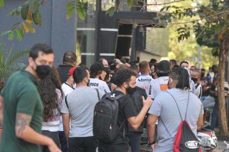 Torcedores do Atlético fazem fila por ingresso para jogo com River Plate