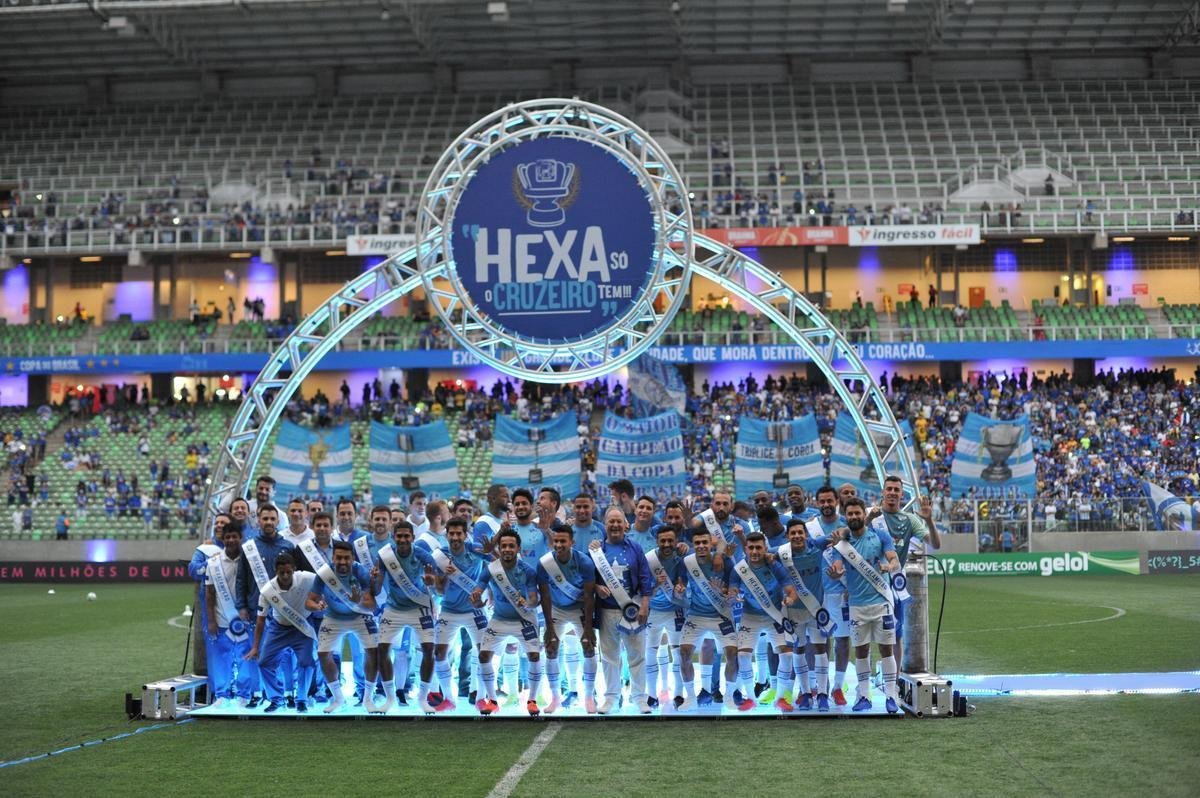 Jogadores, integrantes da comisso tcnica e dirigentes do Cruzeiro recebem faixas alusivas ao ttulo da Copa do Brasil