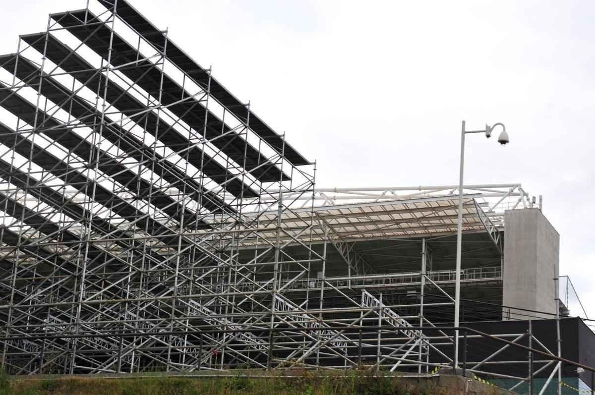 Fotos das obras de instalao de arquibancadas mveis no estdio Independncia