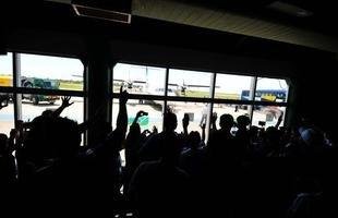 Torcida faz festa em aeroporto para receber o tricampe�o Brasileiro