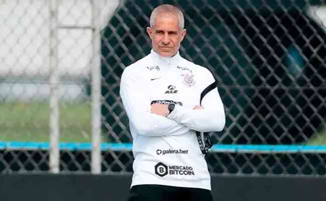O técnico do Corinthians, Sylvinho, acredita no potencial da equipe