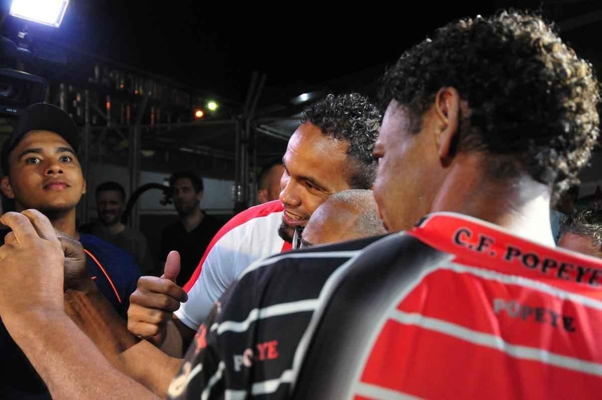 Goleiro Bruno foi ao jogo do Boa Esporte contra o Arax, pelo Mdulo II do Mineiro, e recebeu tratamento de celebridade no Estdio Dilzon Melo, em Varginha. Tirou fotos e foi abraado por torcedores