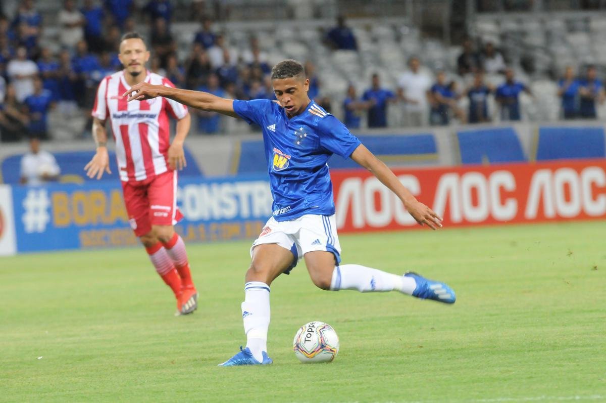 Rafael Santos -  a terceira opo para a lateral esquerda da Chapecoense, abaixo de Busanello e Alan Ruschel. Participou de apenas quatro partidas na Srie B do Campeonato Brasileiro, sendo duas como titular.