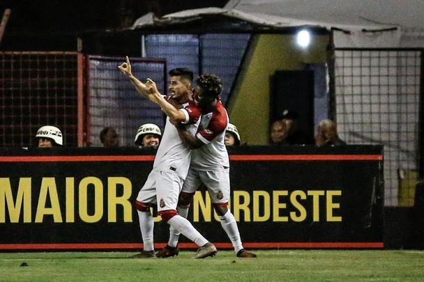 No segundo tempo, o Sport ainda ampliou o placar com Jean Patrick. Porém, com a expulsão do capitão Sander, o Imperatriz tomou a iniciativa do jogo e chegou ao empate com dois gols de Cesinha.