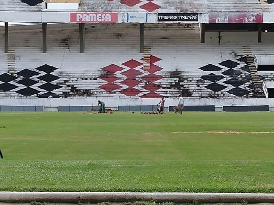 Na manh desta quarta-feira, funcionrios do Santa Cruz fizeram trabalho de recuperao do gramado do Arruda com o intuito de deixar o piso apto a receber o Clssico das Emoes, que ser realizado no prximo dia 23