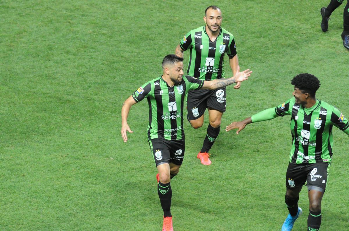 Fotos do duelo entre Amrica e Ponte Preta, no Independncia, em Belo Horizonte, em jogo de volta da quarta fase da Copa do Brasil