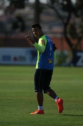 Jogadores do Cruzeiro se reapresentaram nesta sexta-feira, na Toca da Raposa II, aps a conquista do pentacampeonato da Copa do Brasil. Mano j disse que Robinho e Raniel esto vetados para enfrentar o Corinthians no domingo, s 16h, no Mineiro, pelo Brasileiro. Os provveis substitutos sero Rafinha e Rafael Sobis.
