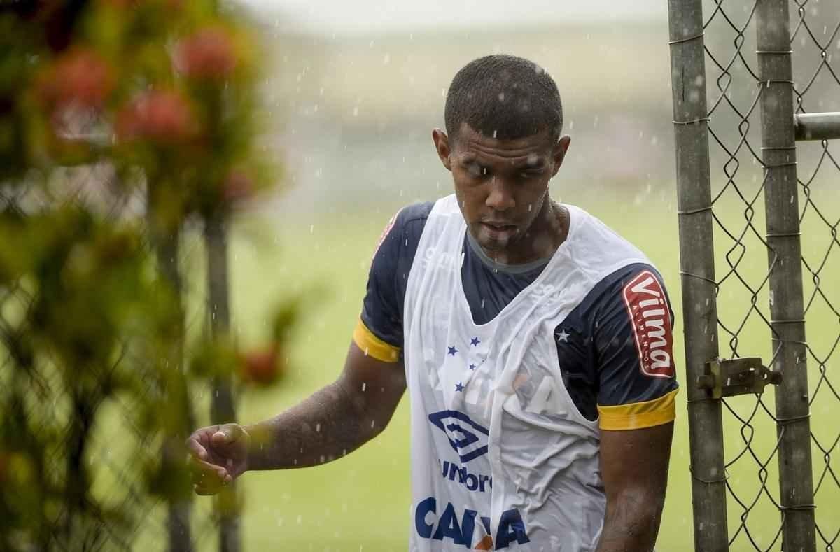 Elenco do Cruzeiro precisou deixar o campo da Toca da Raposa II aps tempestade em BH