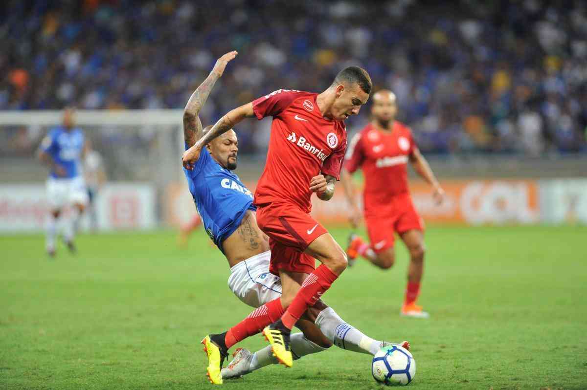 Imagens do duelo entre Cruzeiro e Internacional, no Mineiro, pela 22 rodada do Brasileiro 