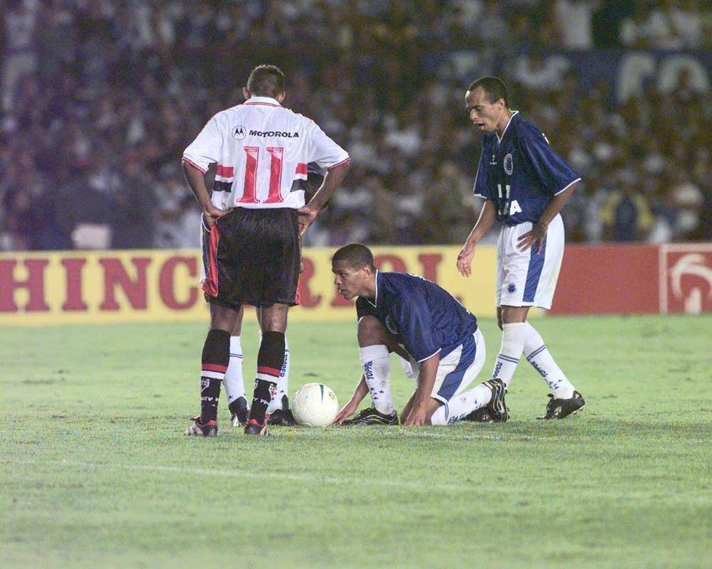 Ricardinho observa Giovanni ajeitar a bola em cobrana de falta que daria o ttulo da Copa do Brasil de 2000 ao Cruzeiro
