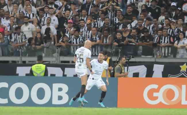 Fábio Santos comemora um dos gols na vitória do Corinthians sobre o Atlético e faz valer 