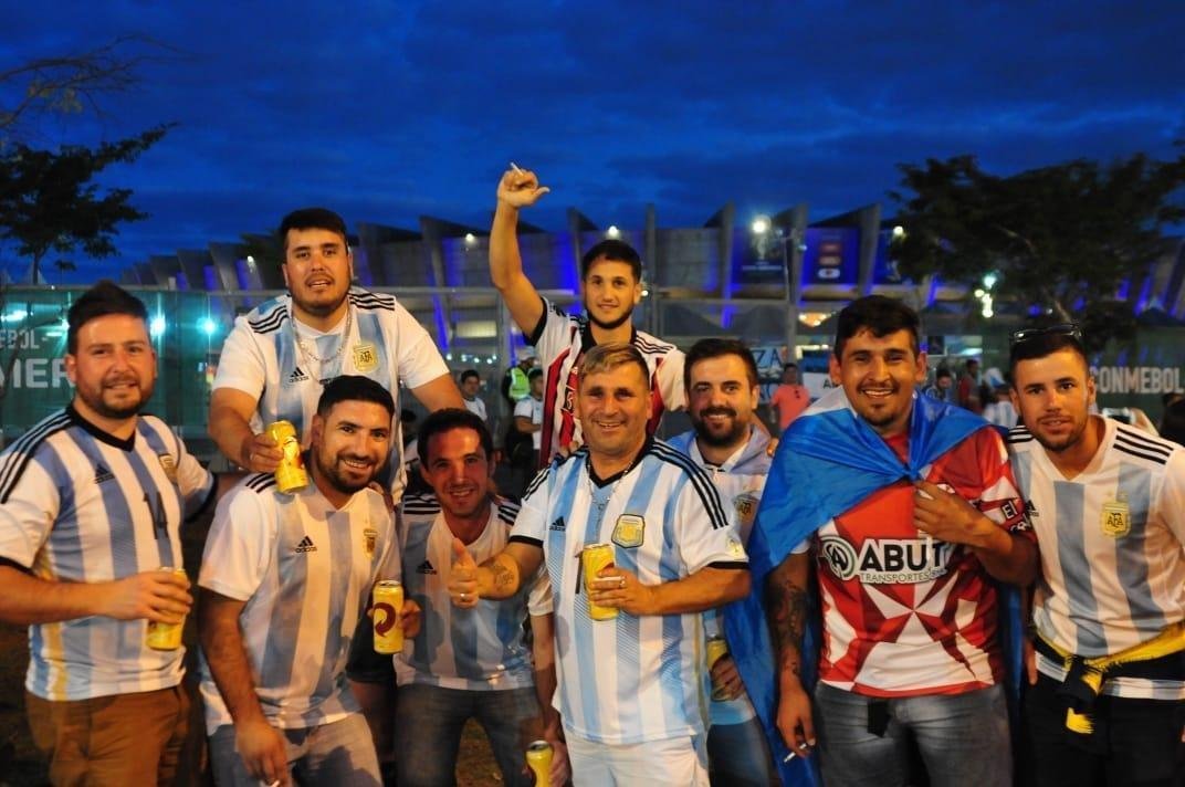 Torcedores de Argentina e Paraguai na chegada ao Minero para duelo pela Copa Amrica