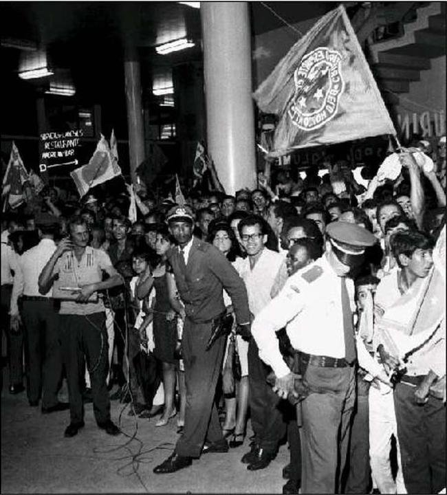 Em 7 de dezembro de 1966, o Cruzeiro conquistou a Ta�a Brasil, seu primeiro t�tulo brasileiro, ao derrotar o Santos de Pel� por 3 a 2, no Pacaembu, em S�o Paulo. Na chegada a Belo Horizonte, os jogadores foram recebidos com muita festa no Aeroporto da Pampulha. Houve desfile em carro aberto e uma homenagem na sede do Governo de Minas.