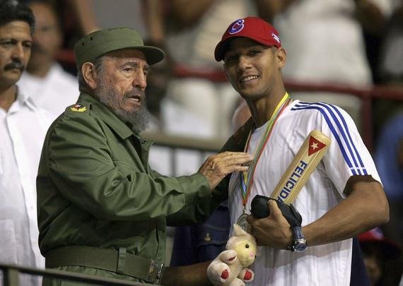 Fidel em maro de 2006 com o jogador de beisebol cubano Yulieski Gourriel em Havana