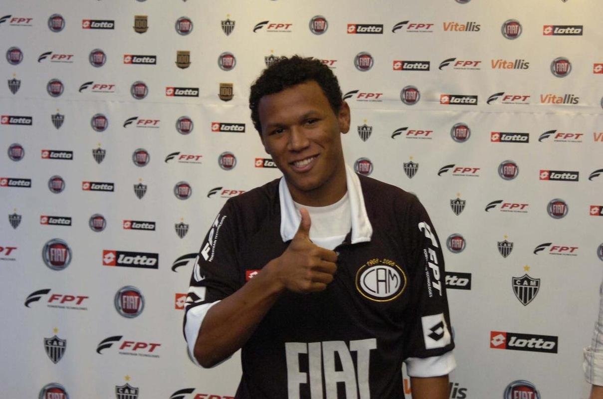 Amaral - Jogou no Palmeiras em 2006 e 2007. Foi para o Atltico em 2008.