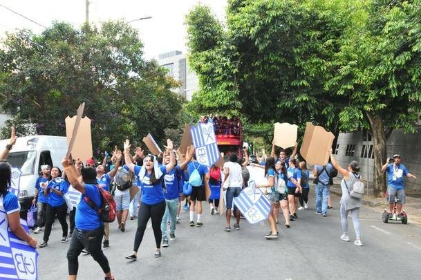 Jogadoras do Minas desfilam em carro aberto pelas ruas de Belo Horizonte após conquista do tri da Superliga Feminina de Vôlei