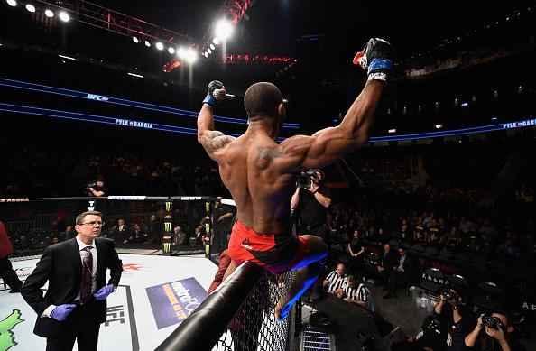 Alex Garcia (luvas azuis) venceu Mike Pyle por nocaute aos 3m34s do primeiro round