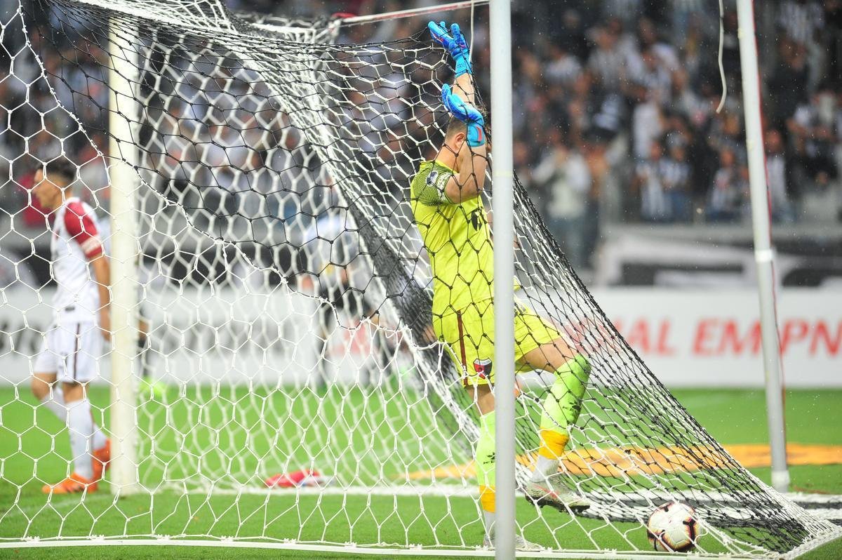 No segundo tempo, Char recebeu bola de Cazares e marcou o segundo do Atltico: 2 a 0