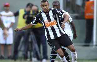 Serginho - Volante revelado pelo clube em 2008, jogou algumas vezes, como em 2011 e 2012, como lateral-direito